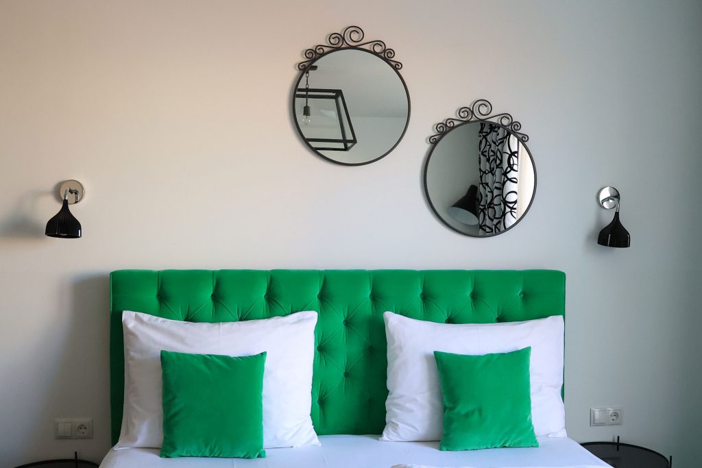 City Stay Vienna Lugeck trendy bright colors at the interior.