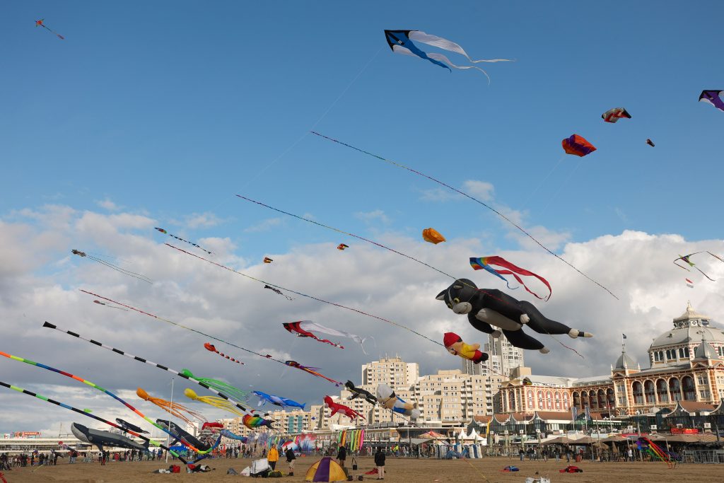 Vliegerfestival Scheveningen diverse kleurrijke vliegers.