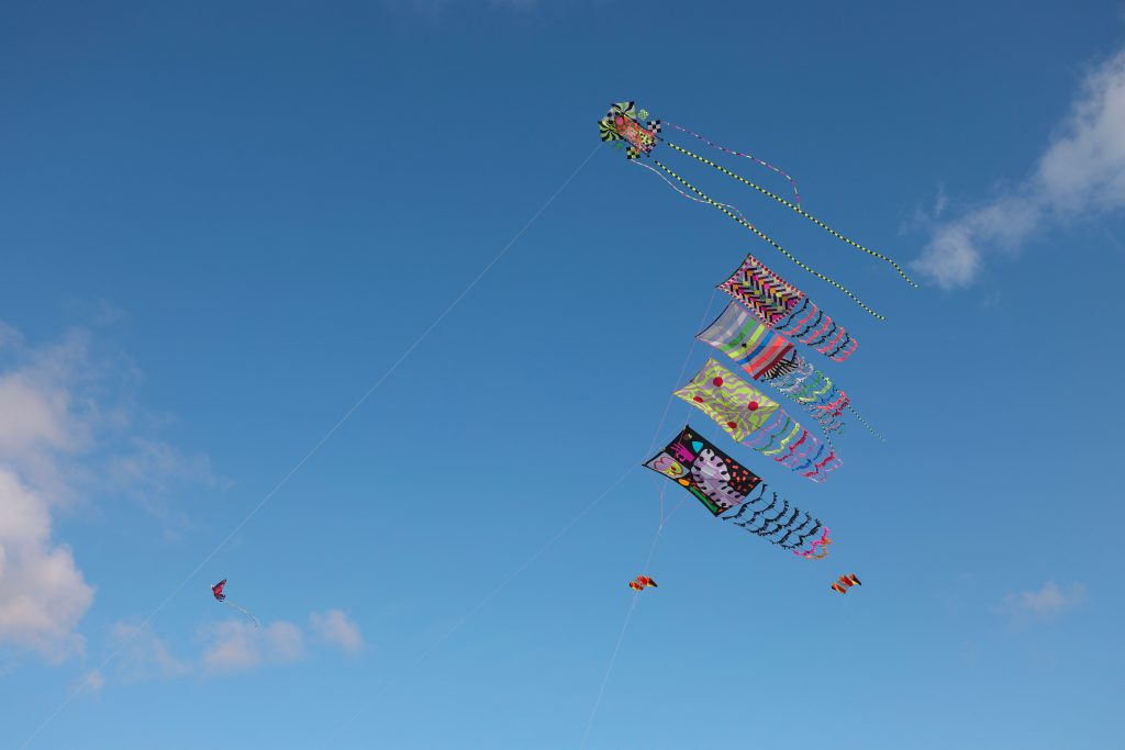 Vliegerfestival Scheveningen met kleurrijke vliegers in de lucht.
