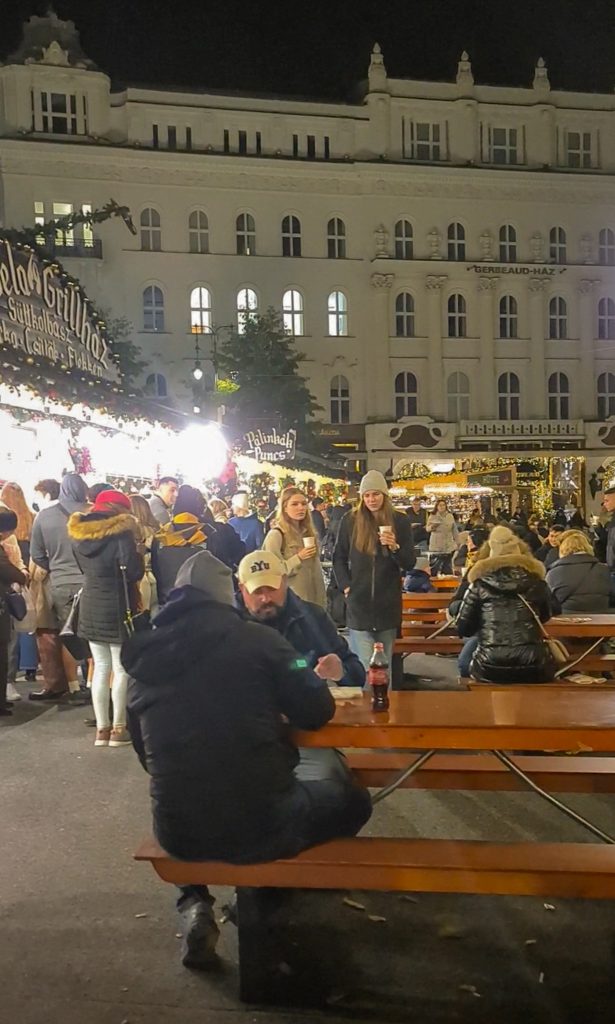 Kerstmarkt Vörösmarty Tér