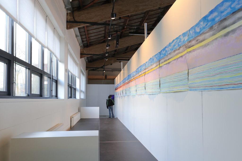 Piet Rogie - Sirenes
Een elf meter lange tekening die de waterlijn verbeeldt.