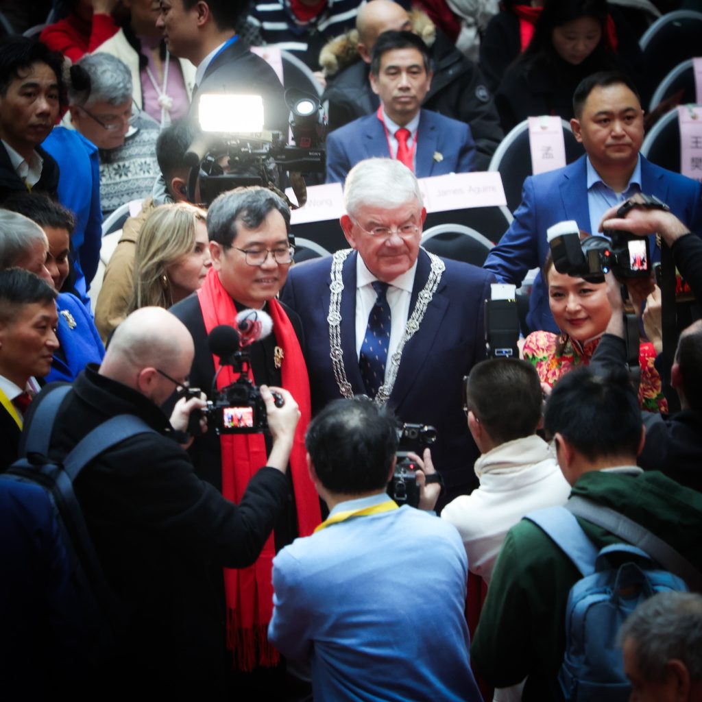 De burgemeester van Den Haag Jan van Zanen, de Chinese ambassadeur Tan Jian.