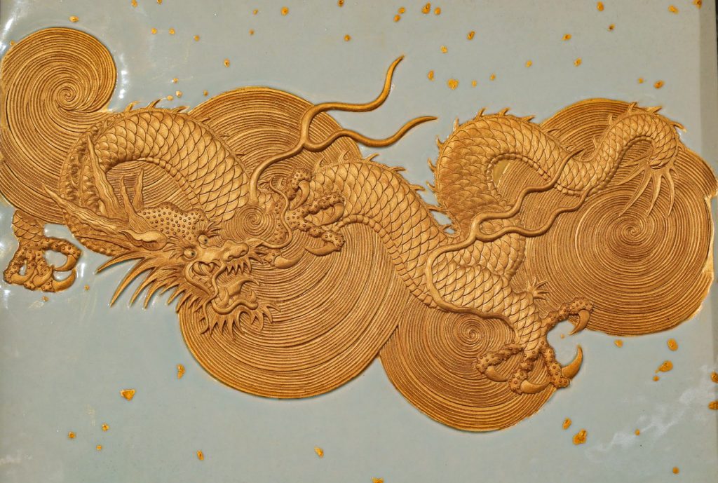 "Dragon Soars in a Flourishing Era". Keramiek Kunstwerk