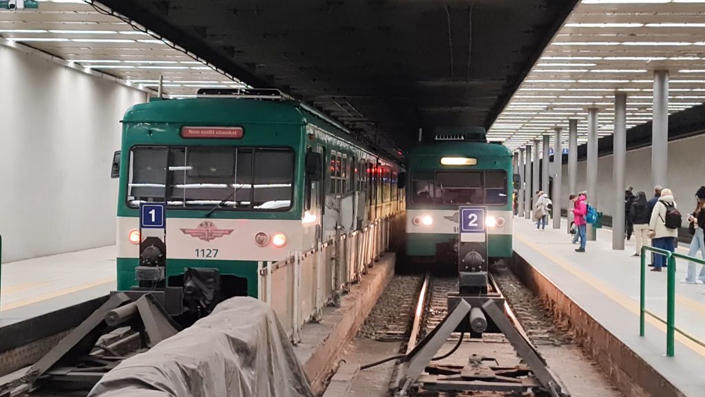 Treinen op Batthyány tér in Boedapest.