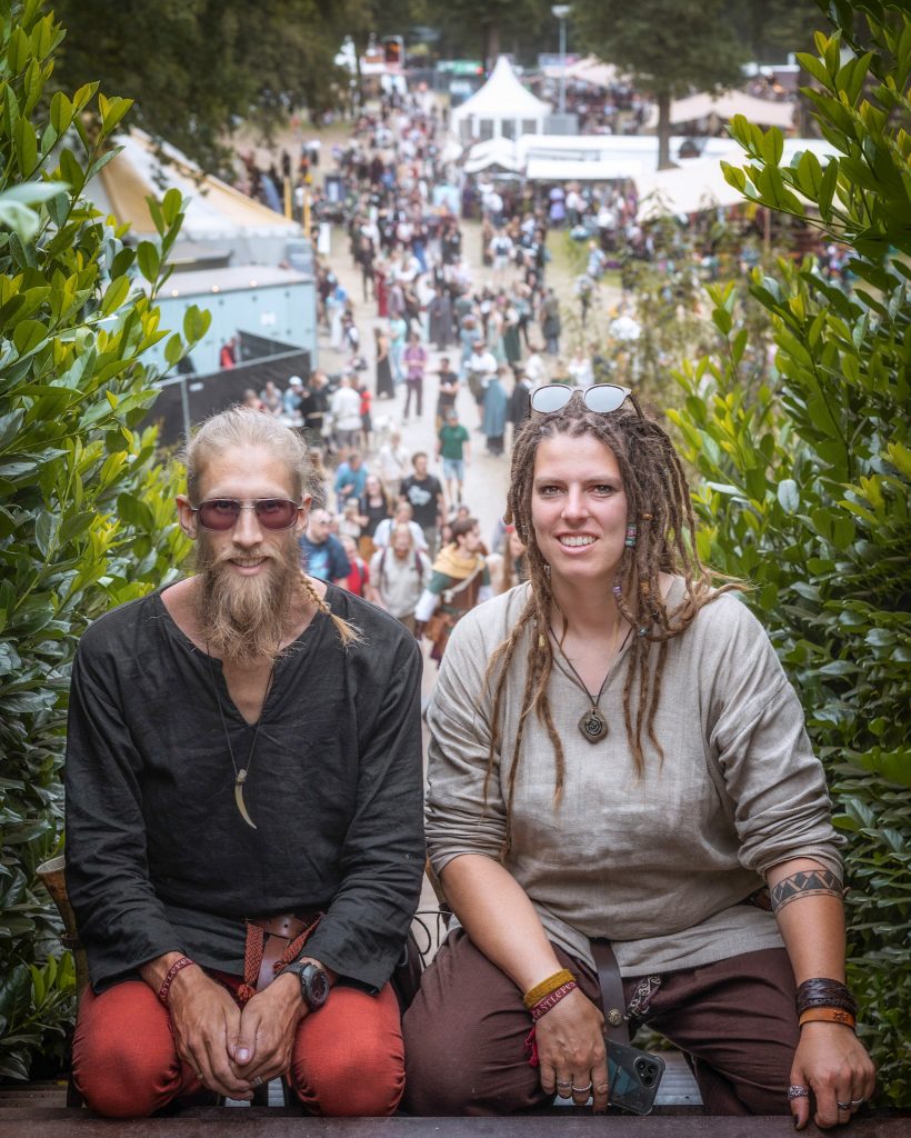 Bezoekers van Castlefest op de heuvel met uitzicht op Woodland Village.