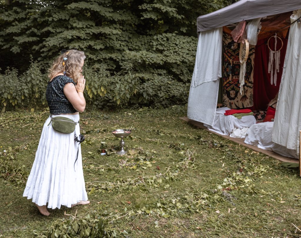 Priesteres loopt in de magische spiraal. Castlefest 2024.